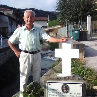 Bartolomeo Dalmasso mostra la lapide del partigiano bernezzese Celestino Salvagno, appena restaurata