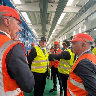 Il ministro Tommaso Foti in visita allo stabilimento Alstom di Savigliano