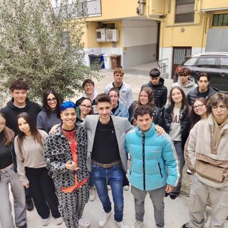 Al centro Frio, il presidente del Forum giovani di Alba, Filippo Currado, e Lorydido Al centro Frio, il presidente del Forum giovani di Alba, Filippo Currado, e Lorydido