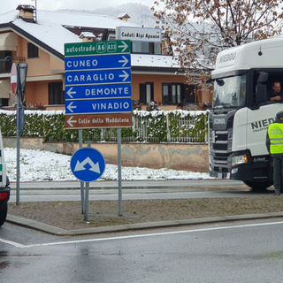 L’intervento dela Polizia Provinciale presso la rotonda di innesto della sp 23 in corso Mazzini a Borgo San Dalmazzo