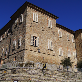 A Mango riapre l'Enoteca Regionale Colline del Moscato d'Asti. Il taglio del nastro affidato a Lorenzo Sonego