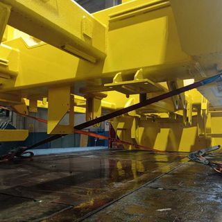 Le immagini che testimoniano la posa delle cinghie con le quali il carico era stato ancorato e la presenza delle cinghie dopo l'incidente