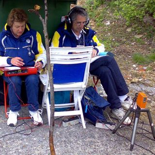 Lella Canale con il marito Richi Balbo durante un servizio di cronometraggio