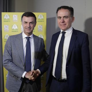 A siglare l'intesa il presidente nazionale di Coldiretti Ettore Prandini, a sinistra, e il sindaco di Pisa e delegato nazionale Anci per l’agricoltura Michele Conti (foto Coldiretti)