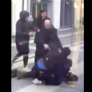 Un momento dell'aggressione verificatasi alla stazione ferroviaria di Bra lo scorso 15 gennaio