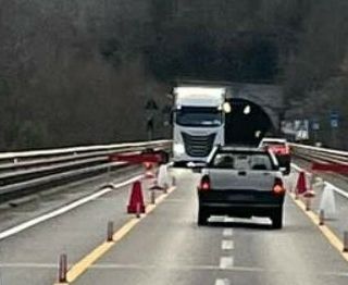 Viadotto Uveghi, divieto ai camion oltre le 7,5 tonnellate, ma le violazioni continuano