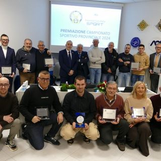 Foto di gruppo per piloti e navigatori che hanno preso parte e ottenuto risultati al campionato provinciale sport automobilistico 2024 organizzato dall’Automobile Club Cuneo