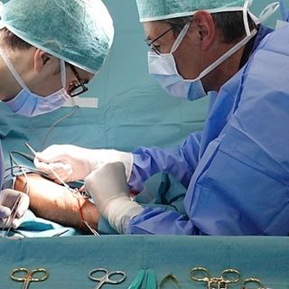 Le fasi di un intervento per fistola arterovenosa per emodialisi