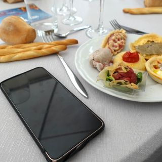 Via i telefonini e connettiamoci con chi abbiamo di fronte