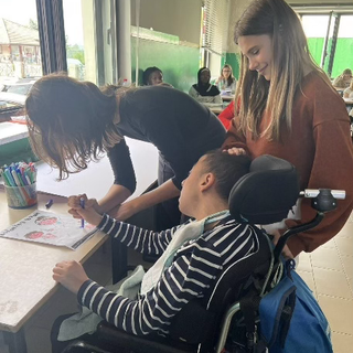 "Ciao Jody, grazie per ogni tuo sorriso e per la luce che hai portato nella nostra scuola"