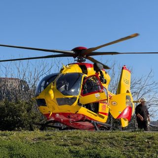 Schianto tra bici e camionetta dei Samu sulla SS20 del  Colle di Tenda: gravi traumi per un 30enne