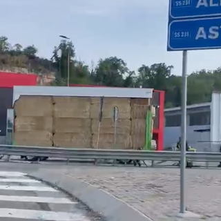 Dischi dei freni si surriscaldano, rischia di andare a fuoco un rimorchio carico di fieno