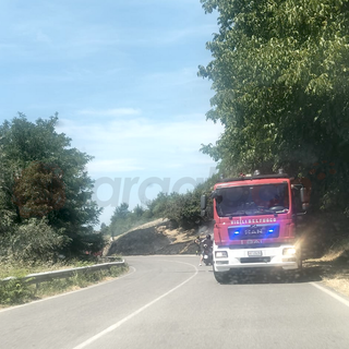 I vigili del fuoco albesi all'opera in località Val Gaia a Rodello