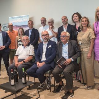 Il presidente Robaldo con i promotori dell'evento in ricordo di Gino Veronelli