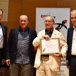 La consegna del premio a Tullio Pericoli