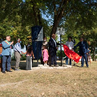 Lo scoprimento della targa che ricorda Alberto Scarampi Del Cairo (foto di Barbara Guazzone)