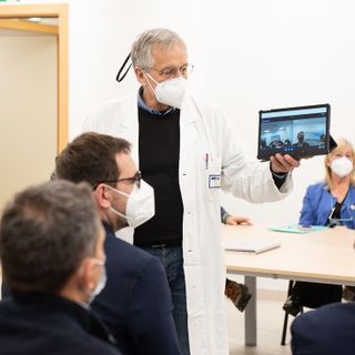 Il dottor Giusto Viglino illustra il funzionamento dei nuovi kit per la telemedicina (Foto Barbara Guazzone)