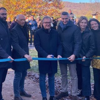 Il momento del taglio del nastro