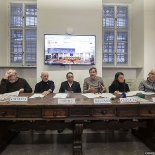 Il tavolo dei relatori Il tavolo dei relatori