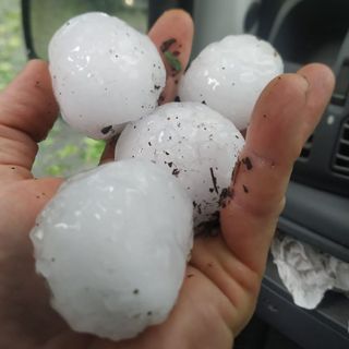 I chicchi della violenta grandinata che ha colpito Cortemilia il 6 luglio 2023 I chicchi della violenta grandinata che ha colpito Cortemilia il 6 luglio 2023