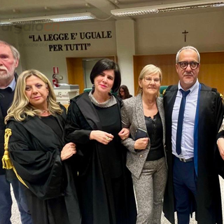 I vezzesi Giuseppe Steffanino (primo da sinistra) e Carla Bonino (quarta da sinistra), coi legali Silvia Calzolaro, Marta Giovannini, Marco Calosso e Elisa Anselmo