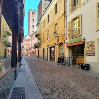 Il locale di via Cavour ad Alba
