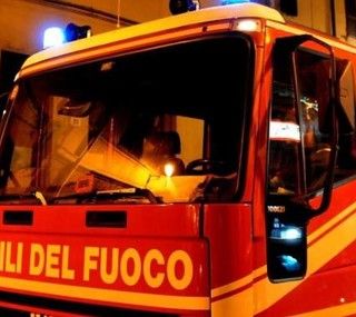 Incendio in una legnaia a Carrù: intervenuti i vigili del fuoco