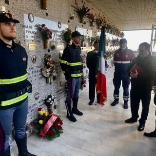 Un momento della cerimonia di commemorazione dell'agente Bargellini Un momento della cerimonia di commemorazione dell'agente Bargellini