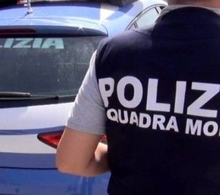 Trasportata in una busta della spesa per poi essere venduta: il viaggio dell'orrore di una neonata scoperto dalla Polizia