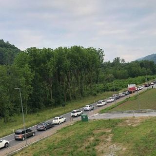 Il traffico sulla statale 28 in un'immagine di repertorio