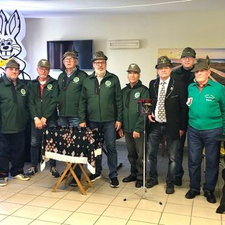 Il gruppo Alpini di Bra impegnato nei giochi di magia per gli anziani