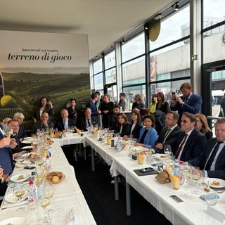 Al centro i Commissari UE Christophe Hansen e Olivér Várhelyi