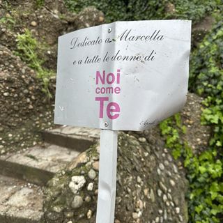 La targa oggetto di atto vandalico