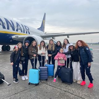 Le atlete e lo staff della Cuneoginnastica all'imbarco sull'aereo verso il Portogallo
