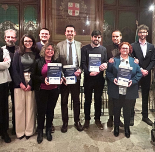 Nella foto: i sindaci di Novello, Guarene e Cortemilia, i facilitatori digitali, il presidente del Consorzio, l'assessore alle Politiche Sociali e i rappresentanti delle realtà che collaborano al progetto Digitalmente in Rete.