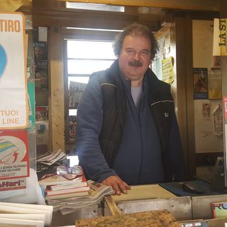 Ettore Gami nello storico chioschetto in piazza Carlo Alberto a Bra