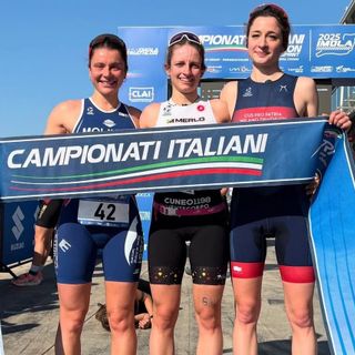 Titolo italiano per Noemi Bogiatto (al centro)