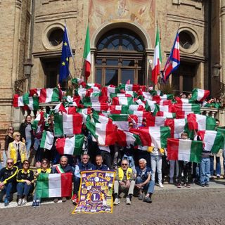 In foto gli studenti braidesi omaggiati con il tricolore dal Lions Club Bra Host