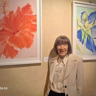 Lidia Botto tra i suoi dipinti XL