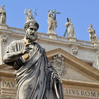 In foto la statua di san Pietro in Vaticano