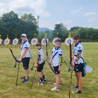 Gli arcieri sul podio del Arclub Fossano: Luca Buggiafreddo, Davide Busà, Paolo Artale, Marisa Rescigno Gli arcieri sul podio del Arclub Fossano: Luca Buggiafreddo, Davide Busà, Paolo Artale, Marisa Rescigno