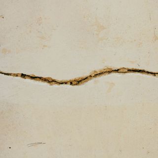 Cedimenti dei pavimenti: cause e soluzioni tecniche per la sicurezza del tuo edificio