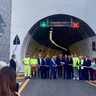 Il momento del taglio del nastro