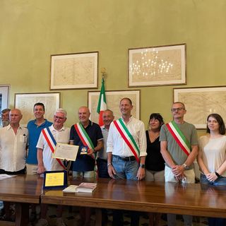 Il momento dell'attribuzione della cittadinanza onoraria a Ezio Cardinale con gli amministratori locali e le delegazioni dei comuni gemellati