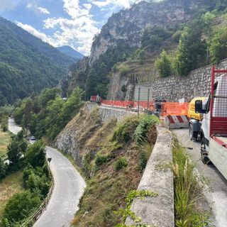 Al lavoro per la sistemazione del muro di sostegno sulla Strada Provinciale della Valle Maira Al lavoro per la sistemazione del muro di sostegno sulla Strada Provinciale della Valle Maira