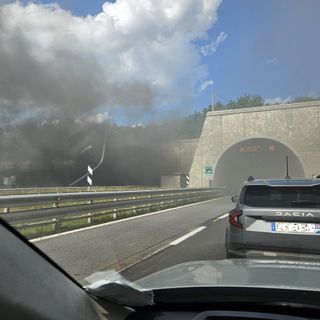 L'incendio del Tir sulla carreggiata nord della Torino Savona che resta chiusa a tempo indeterminato