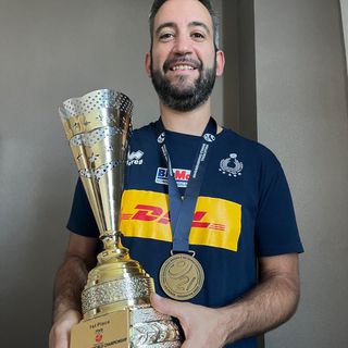 Emanuele Aime, scoutman della Nazionale Femminile di Pallavolo,  immortalato con la coppa e la medaglia d'oro di Campioni del mondo U21F