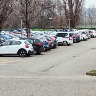 Parcheggi vincolati e poco accessibili ad Alba, la proposta: “Vendiamoli ai condomìni e creiamone di nuovi” Parcheggi vincolati e poco accessibili ad Alba, la proposta: “Vendiamoli ai condomìni e creiamone di nuovi”