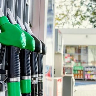 Benzina e gasolio, esodo estivo senza rincari ma viaggiare è comunque un salasso: l'analisi del Codacons