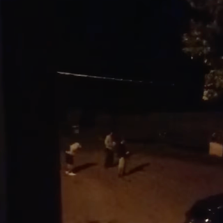 Bene Vagienna, si divertono a lanciare pietre contro un lampione: il Comune pubblica il video